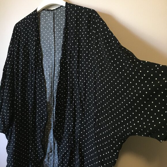 Itty Bitty B & W Polka Dot Short Sleeve Viscose Cocoon Cover - Picture 4 of 14